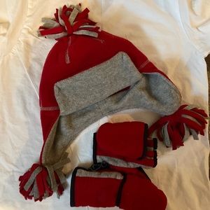 Gap boys winter set. small/medium hat (6-9) & small convertible gloves, age 6-7